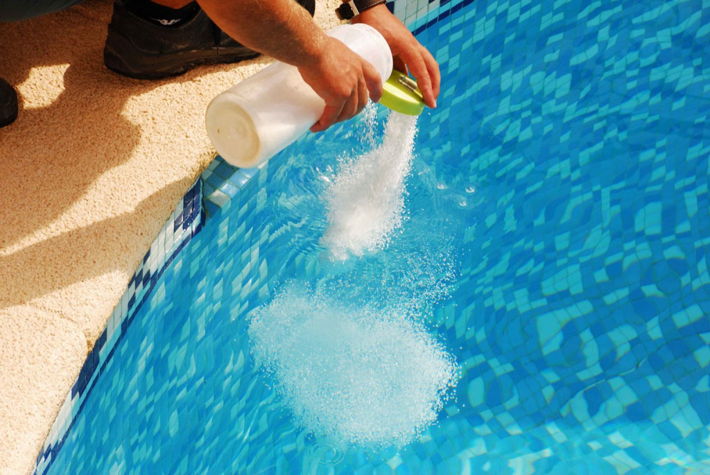 cleaning-water-in-the-pool